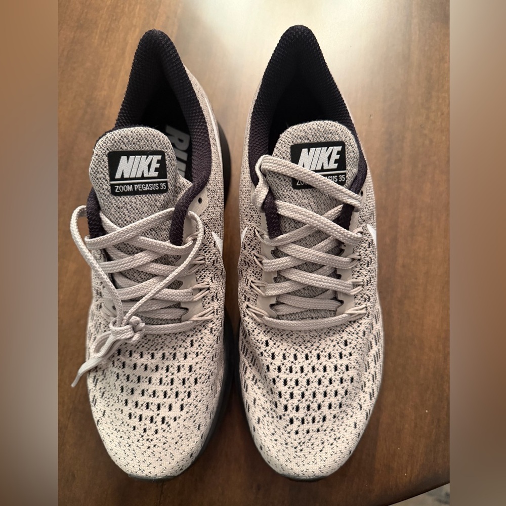 Nike Zoom Pegasus 35 in White and Black
